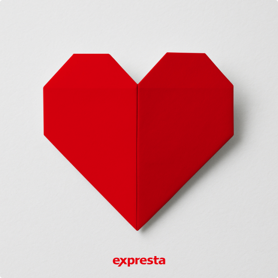 Rotes Origami-Herz auf weißem Hintergrund mit expresta-Logo