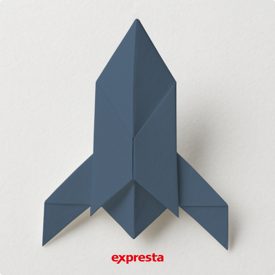 Blaue Origami-Rakete auf weißem Hintergrund mit expresta-Logo