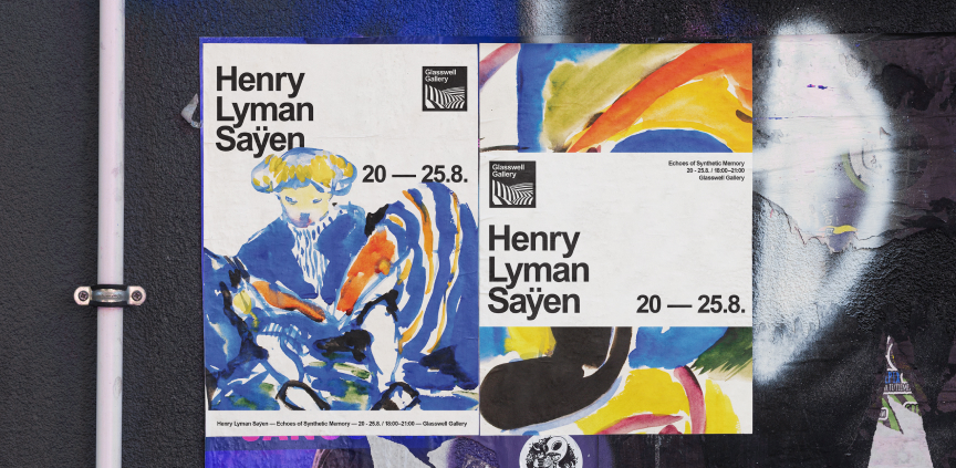 Színes plakát Henry Lyman Sayen kiállításáról egy városi plakátfelületen.